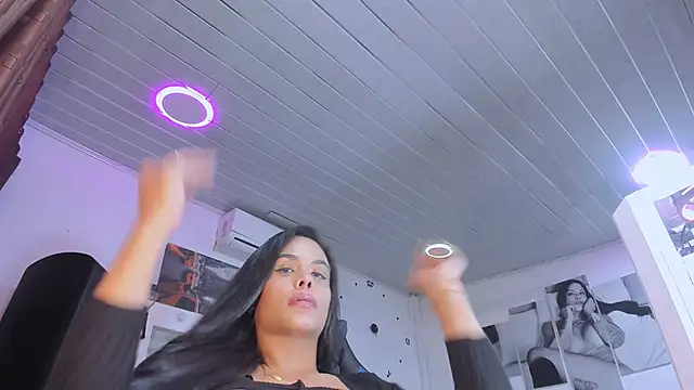 Snapshot of LatinVenuz chatting on 02.09.25 LatinVenuz online show from 02.09.25