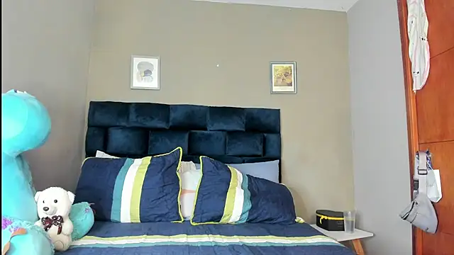 Snapshot of nathaliefox chatting on 10.19.25 nathaliefox online show from 10.19.25