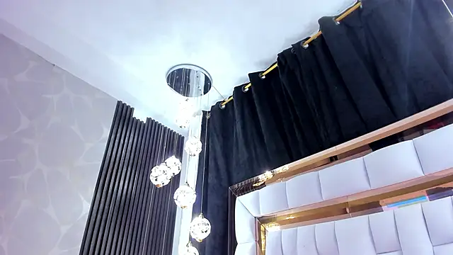 Snapshot of SarayRoyse chatting on 10.01.25 SarayRoyse online show from 10.01.25