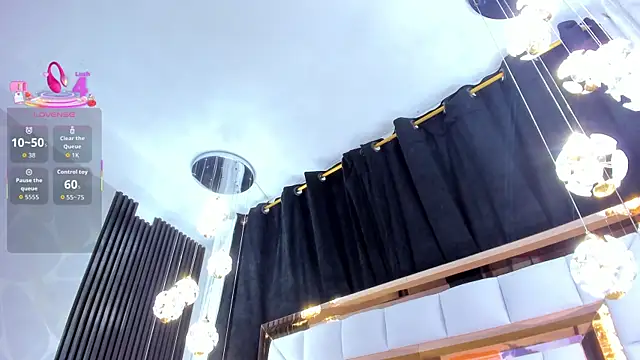 Snapshot of SarayRoyse chatting on 11.13.25 SarayRoyse online show from 11.13.25