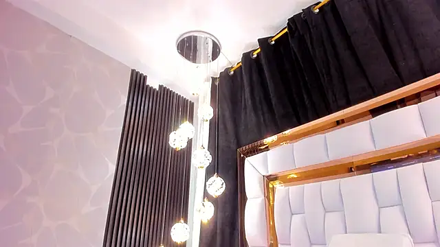 Snapshot of SarayRoyse chatting on 11.17.25 SarayRoyse online show from 11.17.25