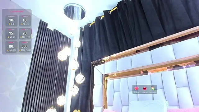 Snapshot of SarayRoyse chatting on 11.21.25 SarayRoyse online show from 11.21.25