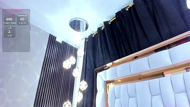 Snapshot of SarayRoyse chatting on 11.22.25 SarayRoyse online show from 11.22.25