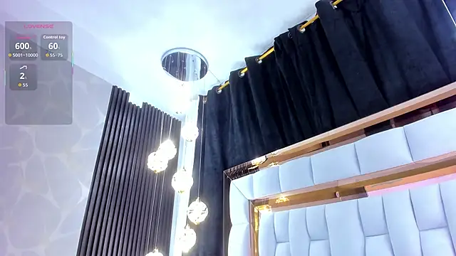 Snapshot of SarayRoyse chatting on 11.24.25 SarayRoyse online show from 11.24.25