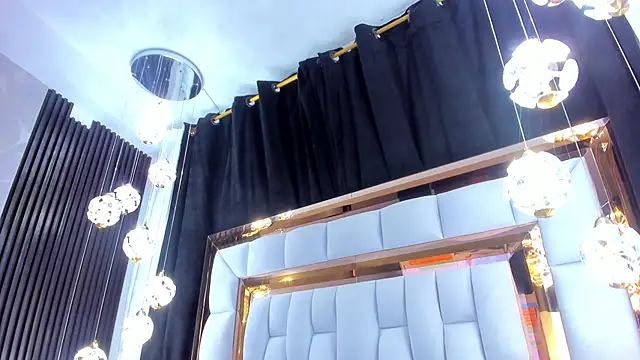 Snapshot of SarayRoyse chatting on 11.30.25 SarayRoyse online show from 11.30.25