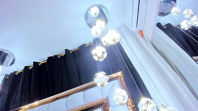 Snapshot of SarayRoyse chatting on 12.02.25 SarayRoyse online show from 12.02.25