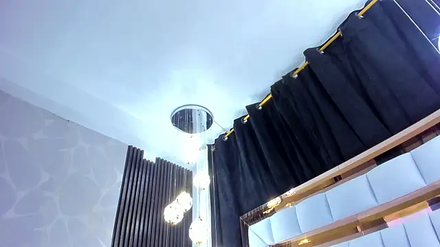 Snapshot of SarayRoyse chatting on 12.04.25 SarayRoyse online show from 12.04.25