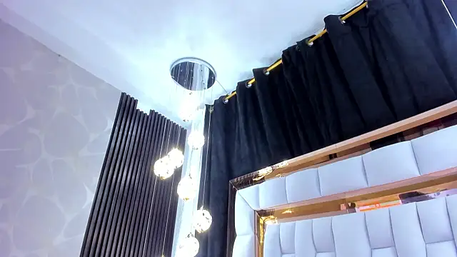 Snapshot of SarayRoyse chatting on 12.05.25 SarayRoyse online show from 12.05.25