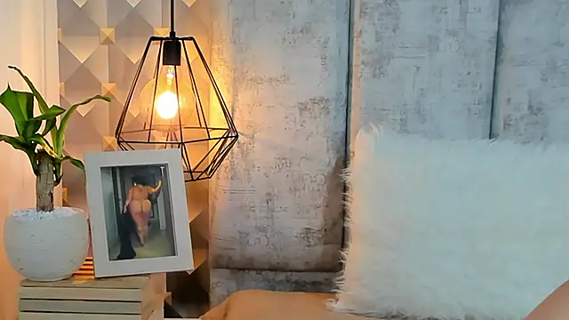 Sara Thompsoon online show from 02.08.26