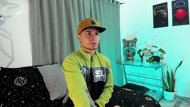 Snapshot of Aron-santoro chatting on 12.06.24 Aron-santoro online show from 12.06.24