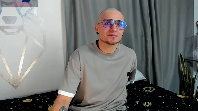 Snapshot of Aron-santoro chatting on 12.24.24 Aron-santoro online show from 12.24.24