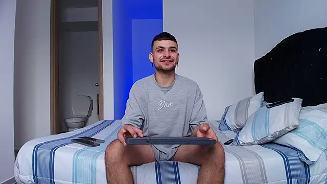 Snapshot of Aron-santoro chatting on 11.27.25 Aron-santoro online show from 11.27.25