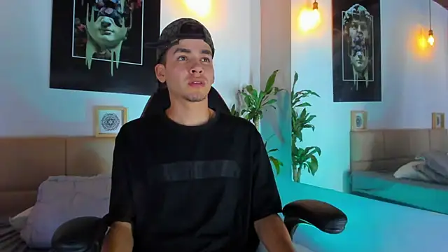 Snapshot of Mike_0233_ chatting on 12.31.24 Mike 0233 online show from 12.31.24