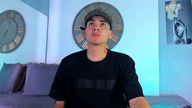 Snapshot of Mike_0233_ chatting on 01.04.25 Mike 0233 online show from 01.04.25