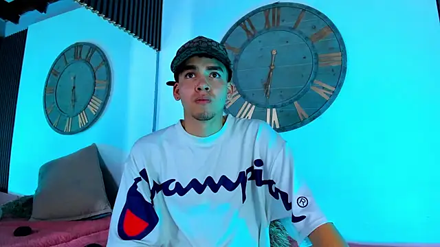 Snapshot of Mike_0233_ chatting on 02.02.25 Mike 0233 online show from 02.02.25