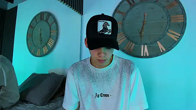 Snapshot of Mike_0233_ chatting on 02.05.25 Mike 0233 online show from 02.05.25