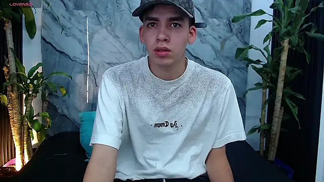 Snapshot of Mike_0233_ chatting on 02.15.25 Mike 0233 online show from 02.15.25