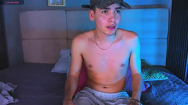 Snapshot of Mike_0233_ chatting on 02.18.25 Mike 0233 online show from 02.18.25