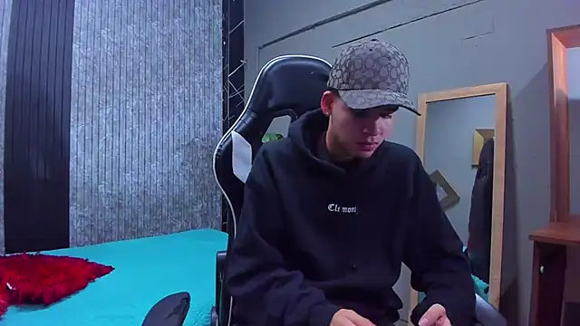 Snapshot of Mike_0233_ chatting on 03.08.25 Mike 0233 online show from 03.08.25