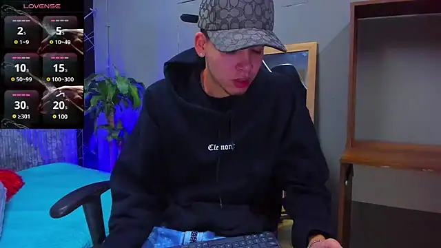 Snapshot of Mike_0233_ chatting on 03.09.25 Mike 0233 online show from 03.09.25