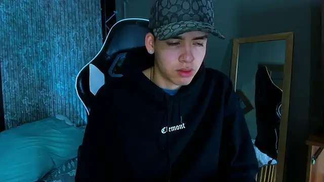 Snapshot of Mike_0233_ chatting on 03.12.25 Mike 0233 online show from 03.12.25