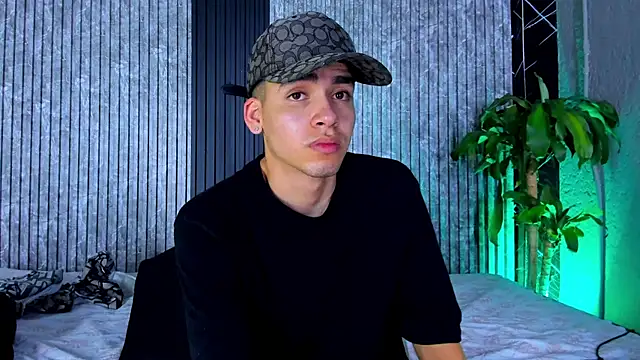 Snapshot of Mike_0233_ chatting on 03.18.25 Mike 0233 online show from 03.18.25