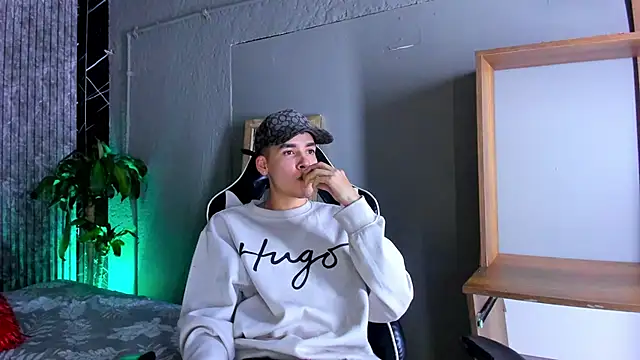 Snapshot of Mike_0233_ chatting on 03.19.25 Mike 0233 online show from 03.19.25