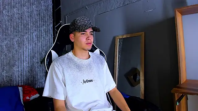 Snapshot of Mike_0233_ chatting on 03.20.25 Mike 0233 online show from 03.20.25