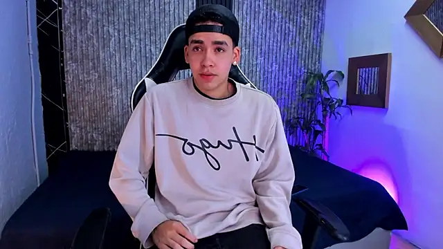 Snapshot of Mike_0233_ chatting on 09.18.25 Mike 0233 online show from 09.18.25