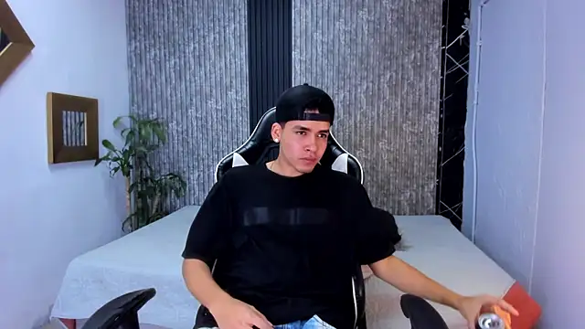 Snapshot of Mike_0233_ chatting on 09.24.25 Mike 0233 online show from 09.24.25