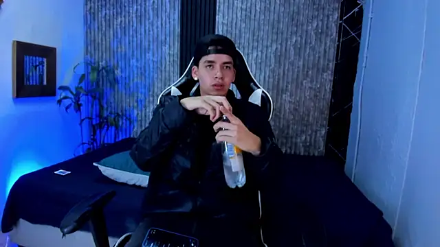 Snapshot of Mike_0233_ chatting on 09.28.25 Mike 0233 online show from 09.28.25