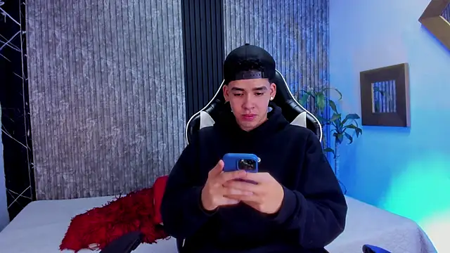 Snapshot of Mike_0233_ chatting on 10.01.25 Mike 0233 online show from 10.01.25