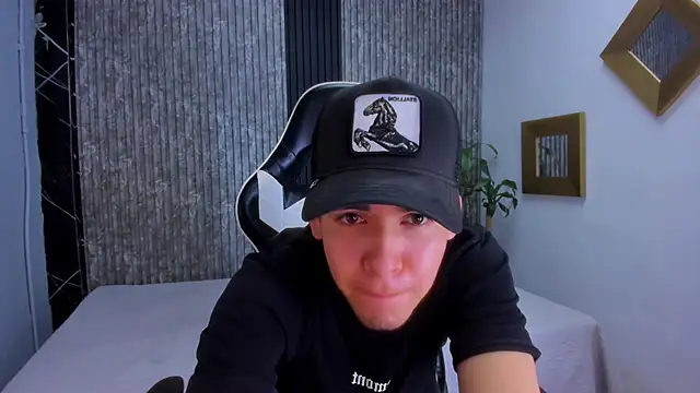 Snapshot of Mike_0233_ chatting on 10.07.25 Mike 0233 online show from 10.07.25