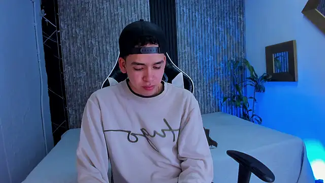 Snapshot of Mike_0233_ chatting on 10.08.25 Mike 0233 online show from 10.08.25