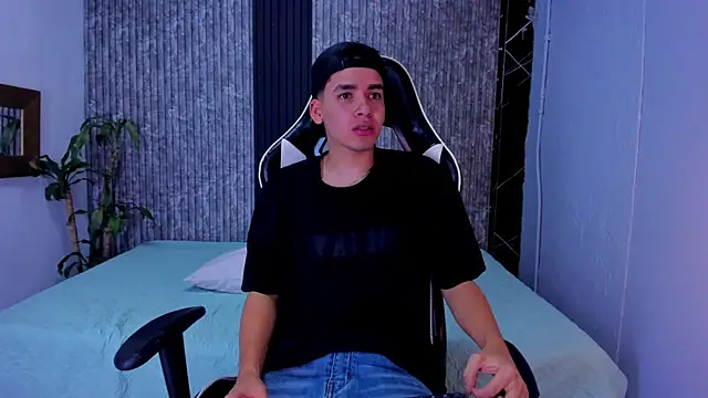 Snapshot of Mike_0233_ chatting on 10.10.25 Mike 0233 online show from 10.10.25