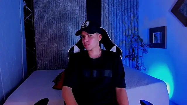 Snapshot of Mike_0233_ chatting on 10.12.25 Mike 0233 online show from 10.12.25