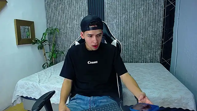 Snapshot of Mike_0233_ chatting on 10.19.25 Mike 0233 online show from 10.19.25