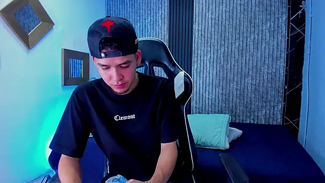 Snapshot of Mike_0233_ chatting on 10.28.25 Mike 0233 online show from 10.28.25