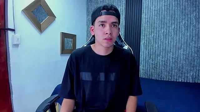 Snapshot of Mike_0233_ chatting on 10.29.25 Mike 0233 online show from 10.29.25