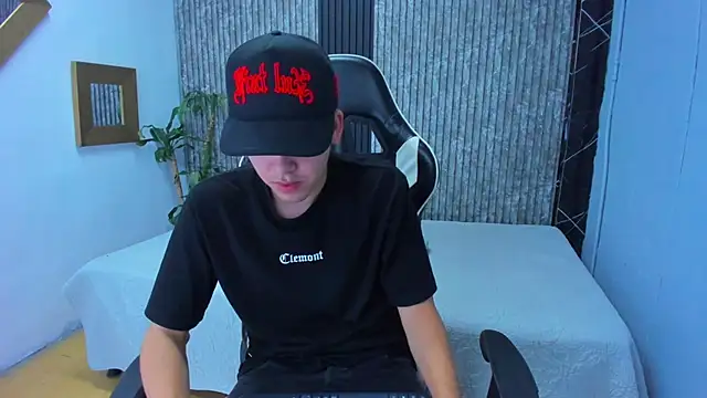 Snapshot of Mike_0233_ chatting on 11.01.25 Mike 0233 online show from 11.01.25