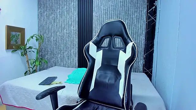 Snapshot of Mike_0233_ chatting on 11.05.25 Mike 0233 online show from 11.05.25