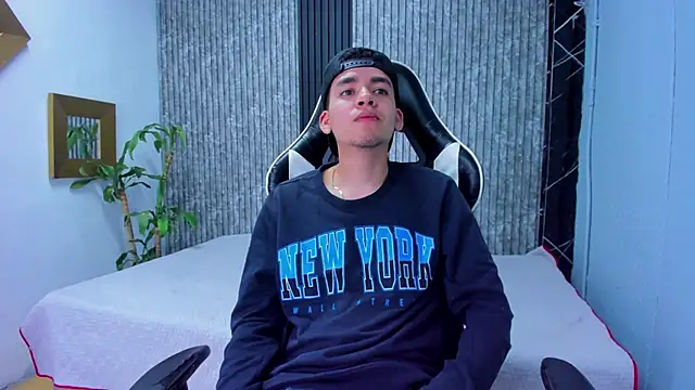 Snapshot of Mike_0233_ chatting on 11.06.25 Mike 0233 online show from 11.06.25