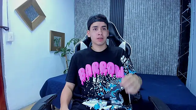 Snapshot of Mike_0233_ chatting on 11.12.25 Mike 0233 online show from 11.12.25