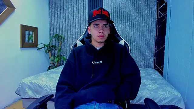 Snapshot of Mike_0233_ chatting on 11.16.25 Mike 0233 online show from 11.16.25