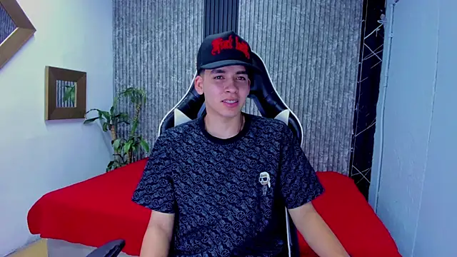 Snapshot of Mike_0233_ chatting on 11.18.25 Mike 0233 online show from 11.18.25