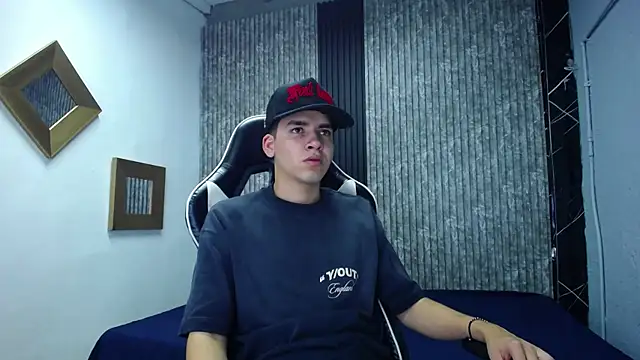 Snapshot of Mike_0233_ chatting on 11.23.25 Mike 0233 online show from 11.23.25