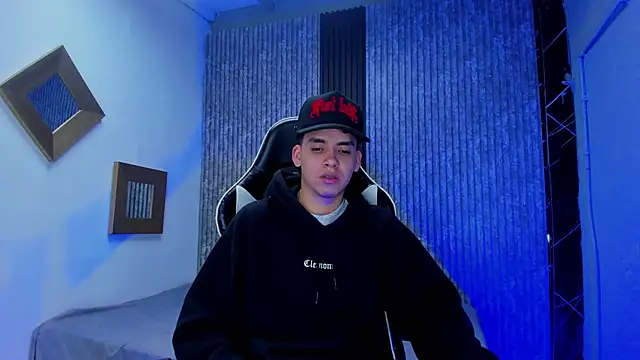 Snapshot of Mike_0233_ chatting on 12.02.25 Mike 0233 online show from 12.02.25