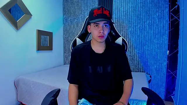 Snapshot of Mike_0233_ chatting on 12.04.25 Mike 0233 online show from 12.04.25