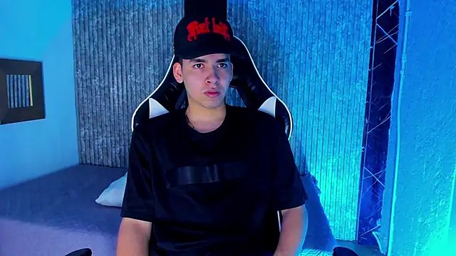 Snapshot of Mike_0233_ chatting on 12.14.25 Mike 0233 online show from 12.14.25