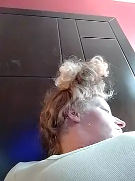 Snapshot of blondebanginbroad chatting on 01.10.25 blondebanginbroad online show from 01.10.25